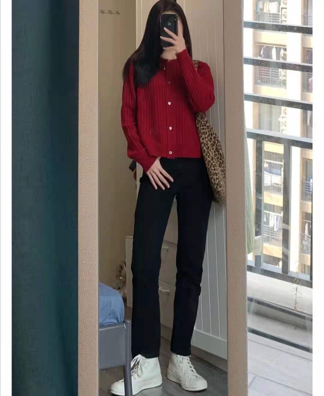 
红色毛衣搭配什么裤子和鞋子悦目：beat365亚洲体育官方网站(图5)