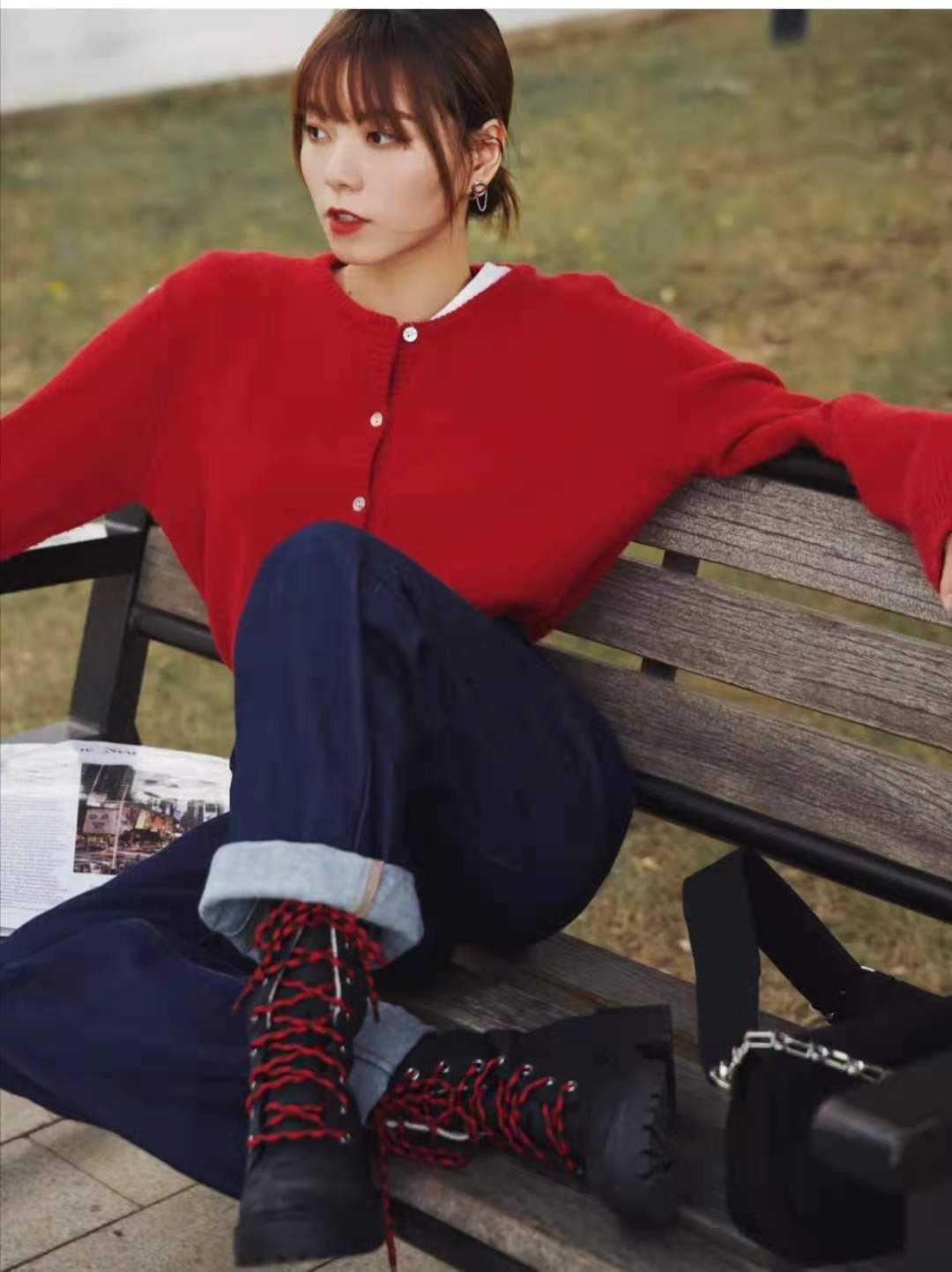 
红色毛衣搭配什么裤子和鞋子悦目：beat365亚洲体育官方网站(图8)