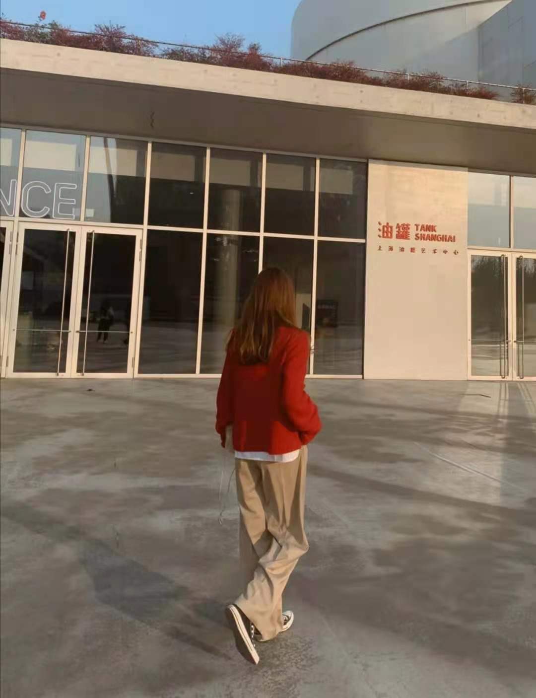 
红色毛衣搭配什么裤子和鞋子悦目：beat365亚洲体育官方网站(图11)