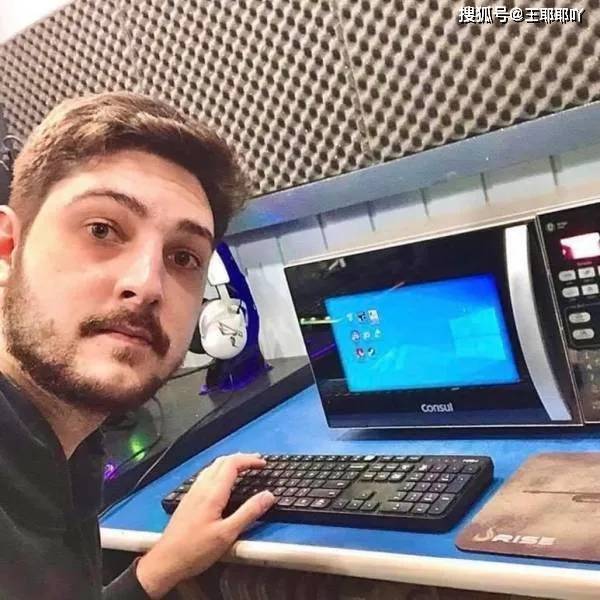 【beat·365】
搞笑图片：大叔模拟明星照片(图13)