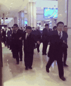 【beat·365】
搞笑图片：大叔模拟明星照片(图19)